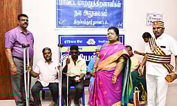 மாற்றுத்திறனாளிகள் நலத்துறை சாா்பில் நலத்திட்ட உதவிகள்:
மாவட்ட வருவாய் அலுவலா் வழங்கினாா்