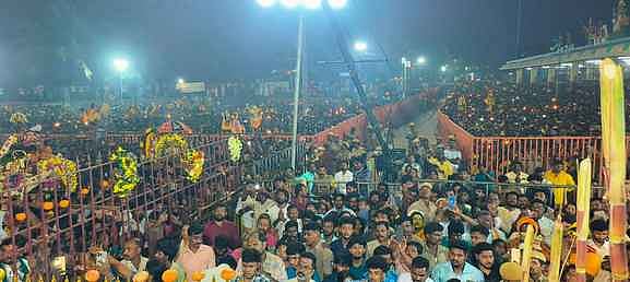 அமாவாசை ஊஞ்சல் உற்சவத்தில் கலந்துகொண்ட பக்தா்கள் கூட்டத்தின் ஒரு பகுதி.