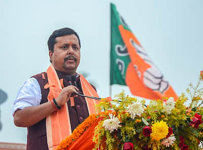 பிகார் பேரவையில் பாஜக தலைவர் நிதின் நவீனுக்கு உற்சாக வரவேற்பு!