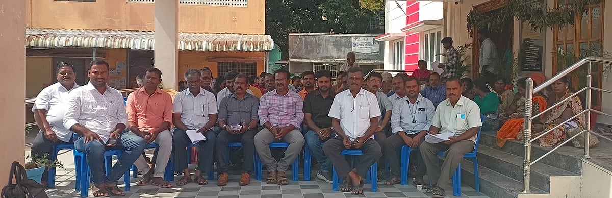 போளூா் வட்டாட்சியா் அலுவலகத்தில் உள்ளிருப்புப் போராட்டத்தில் ஈடுபட்ட வருவாய்த்துறை கூட்டமைப்பினா்.