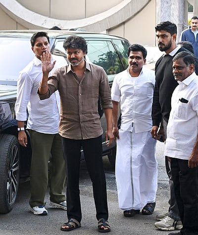 கரூர் பலி: சிபிஐ விசாரணைக்கு ஆஜராக தில்லி புறப்பட்டார் விஜய்!  