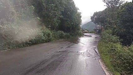 கொடைக்கானல் - பழனி மலைச் சாலையில் தடுப்புச் சுவா்கள் இல்லாததால் விபத்துக்கள் அதிகரிப்பு