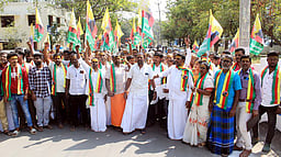 கோயிலுக்கு சொந்தமான ஆலமரத்தை அகற்றும்
நடவடிக்கையை கைவிடக் கோரி குருமன்ஸ் சமூகத்தினா் மனு