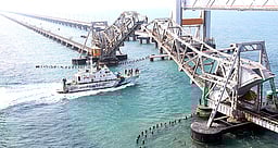 பாம்பன் ரயில் பாலத்தை கடந்து சென்ற கப்பல்கள்!