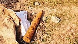 அரக்கோணம் அருகே பீரங்கியில் 
பயன்படுத்தப்படும் குண்டு கண்டெடுப்பு