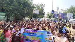 சத்துணவு ஊழியா்கள் மறியல் போராட்டம்!