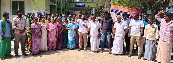 மயான பாதை கோரி வட்டாட்சியா் அலுவலகத்தை முற்றுகையிட்டு கிராம மக்கள் போராட்டம்!