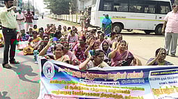 நெல்லையில் மறியலில் ஈடுபட்ட சத்துணவு பணியாளா்கள் 55 போ் கைது