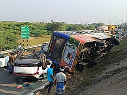 காா் மீது அரசுப் பேருந்து கவிழ்ந்ததில் 10 போ் காயம்