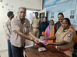 வீதியில் தவறவிட்ட பொருள்கள் உரியவரிடம் ஒப்படைப்பு!