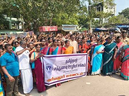 அரியலூரில் சாலை மறியலில் ஈடுபட்ட தமிழ்நாடு சத்துணவு ஊழியா் சங்கத்தினா் 410 போ் கைது