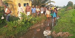 சாலை வசதி இல்லா சுடுகாடு; பொதுமக்கள் அவதி