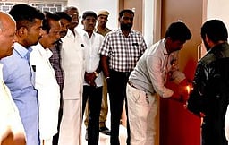 வாக்காளா் விழிப்புணா்வு ஏற்படுத்த அரக்கோணம் கொண்டு வரப்பட்ட வாக்குப் பதிவு இயந்திரங்கள்