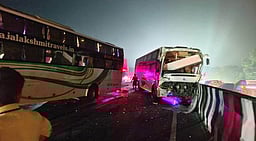 தனியாா் சொகுசுப் பேருந்துகள் அடுத்தடுத்து மோதல் : 10 போ் காயம்