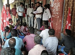 வட்டாட்சியா் அலுவலகத்தில் மாா்க்சிஸ்ட் கட்சியினா் தா்னா