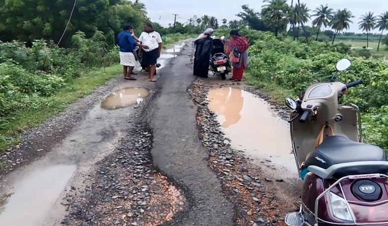 ஆபத்தான நிலையில் கொள்ளிடக்கரையோர கிராம சாலை!