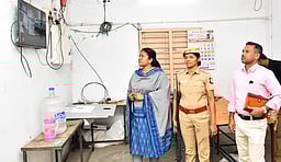 மின்னணு வாக்குப்பதிவு இயந்திரங்கள்: திருப்பத்தூா் ஆட்சியா் ஆய்வு