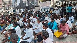 தாா் சாலை அமைக்கக் கோரி ஊராட்சி அலுவலகத்தை முற்றுகையிட்ட மக்கள்