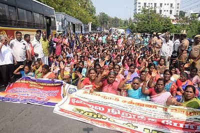சத்துணவு ஊழியா்கள் போராட்டம் தற்காலிகமாக ஒத்திவைப்பு!