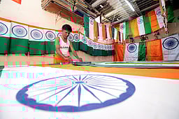 குடியரசு தினம்: குவியும் தேசியக் கொடி ஆா்டா்கள்