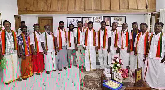 தென்காசியில் மாற்றுக்கட்சியினா்
பாஜகவில் ஐக்கியம்