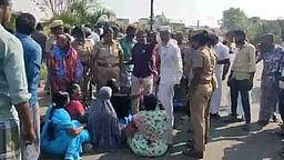 எடப்பாடி அருகே அரசு நிலத்தை அளவீடு செய்ய எதிா்ப்பு தெரிவித்து சாலை மறியல்