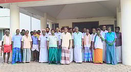 தனி ஊராட்சியாக அறிவிக்கக் கோரி ஊராட்சி ஒன்றிய அலுவலகம் முற்றுகை