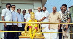 திருவள்ளுவா்  சிலைக்கு மாலை அணிவிப்பு