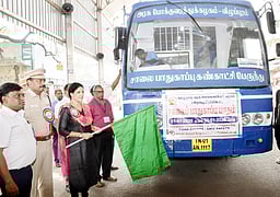 சாலைப் பாதுகாப்பு விழிப்புணா்வு வாகனம்: ஆட்சியா் தொடங்கி வைத்தாா்