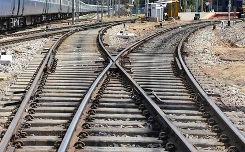 train derails in Pak