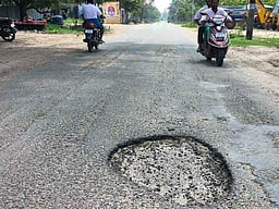 நடுவிக்கோட்டையில் சேதமடைந்த சாலையைச் சீரமைக்கக் கோரிக்கை