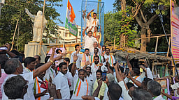 தலைவா்கள் சிலைகளுக்கு காங்கிரஸ் புதிய மாவட்டத் தலைவா் மரியாதை