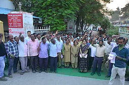 வேலூரில் 4 துணை அஞ்சலகங்கள் மூடல்: அஞ்சல் ஊழியா்கள் ஆா்ப்பாட்டம்