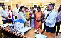 மின்னணு வாக்குப் பதிவு இயந்திரங்கள் செயல்முறை விளக்க மையம்: திருப்பத்தூா் ஆட்சியா் தொடங்கி வைத்தாா்