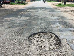 ஓரியூா் அருகே சாலையைச் சீரமைக்கக் கோரிக்கை