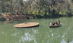 கோதையாற்றில் நடமாடும் முதலை: படகுகளில் சென்று தேடிய வனத்துறையினா்