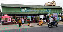 பேருந்து நிலையத்தில் விளம்பரப் பதாகைகள்: பயணிகள் அவதி