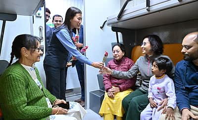 படுக்கை வசதி கொண்ட வந்தே பாரத் ரயில் உணவுப் பட்டியலில் அசைவ உணவுகள் சேர்ப்பு!