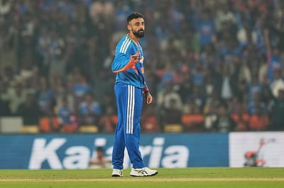 பந்துவீச்சில் மாயாஜாலம் செய்யும் வருண் சக்கரவர்த்தி: முன்னாள் இந்திய கேப்டன்