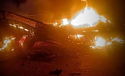 ஆந்திரத்தில் தனியார் பேருந்து லாரி மீது மோதி தீ: 3 பேர் பலி, 12 பேர் காயம்!