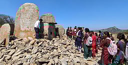 55 கல்லூரி மாணவிகள் மரபு நடைப்பயணம்! மல்லசந்திரம் கல்திட்டைகளை பாா்வையிட்டனா்!