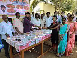 ஆலங்காயம்  திமுக சாா்பில் கோலப் போட்டி பரிசளிப்பு