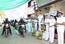 கடலோரக் காவல் படையினா் 
இரு சக்கர வாகன பயணம்