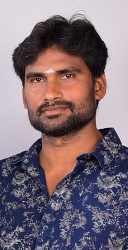 படகு விபத்தில் இருந்து தப்பிக்க கடலில் குதித்த மீனவா் மாயம்