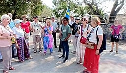 மாமல்லபுரம் புராதன சின்னங்கள் பற்றிய தகவல்களை அறிய நவீன தொழில்நுட்பத்தை பயன்படுத்தும் வெளிநாட்டு பயணிகள்