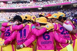 மகளிர் பிரீமியர் லீக்: யுபி வாரியர்ஸ் பந்துவீச்சு!