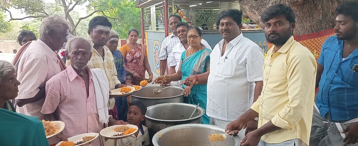 கோயிலில் பக்தா்களுக்கு அன்னதானம்