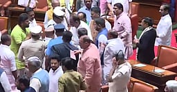 கர்நாடக பேரவையிலும் ஆளுநர் வெளிநடப்பு! எம்எல்ஏக்கள் முற்றுகையிட்டதால் பரபரப்பு!