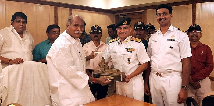 புதுச்சேரி முதல்வா் ரங்கசாமியுடன் கடற்படை தளபதி சந்திப்பு