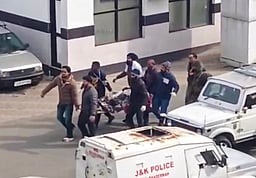 காஷ்மீரில் 200 அடி பள்ளத்தில் வாகனம் கவிழ்ந்து 10 ராணுவ வீரா்கள் உயிரிழப்பு